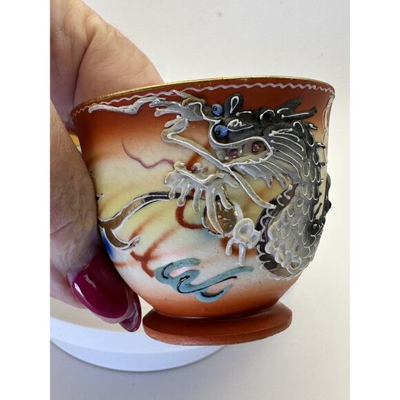 Vintage Japanese Moriage Dragon Ware Teacups One Red One Green - Picture 6 of 8